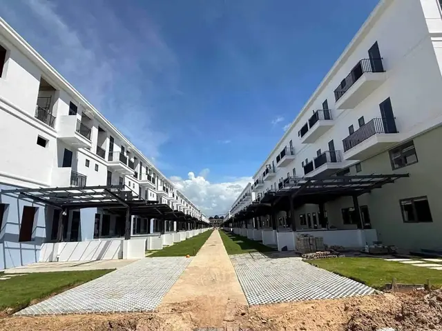 Dãy nhà phố và đường nội khu Green City